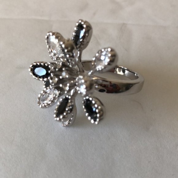 VTG Black Fx Onyx & Clear CZ Flower Silver Color Cocktail Ring Gorgeous Sz.8 - Picture 4 of 9